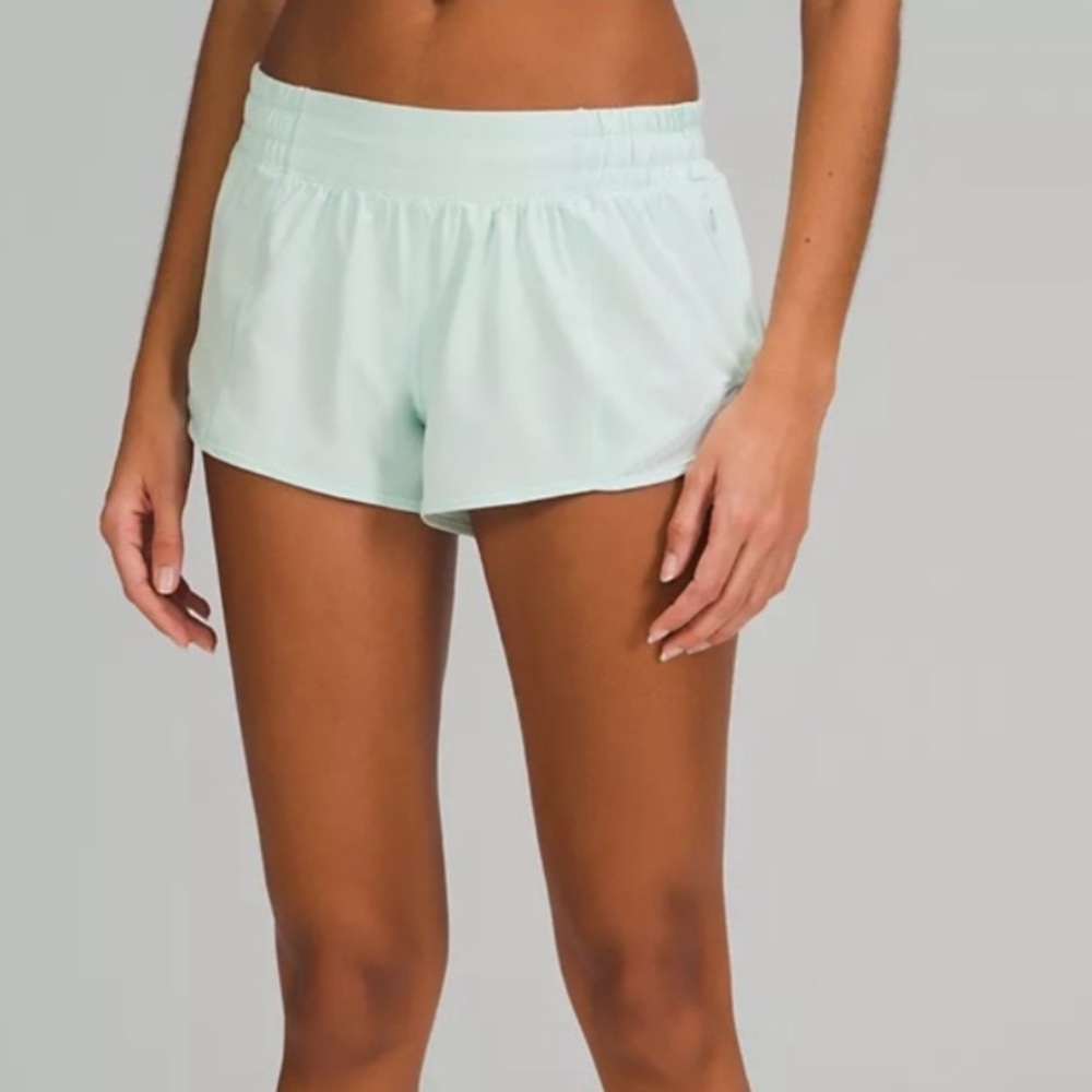 NWT 🍋 Lululemon Delicate Mint Hotty Hot Low Rise Lined Short 2.5” Size 4
